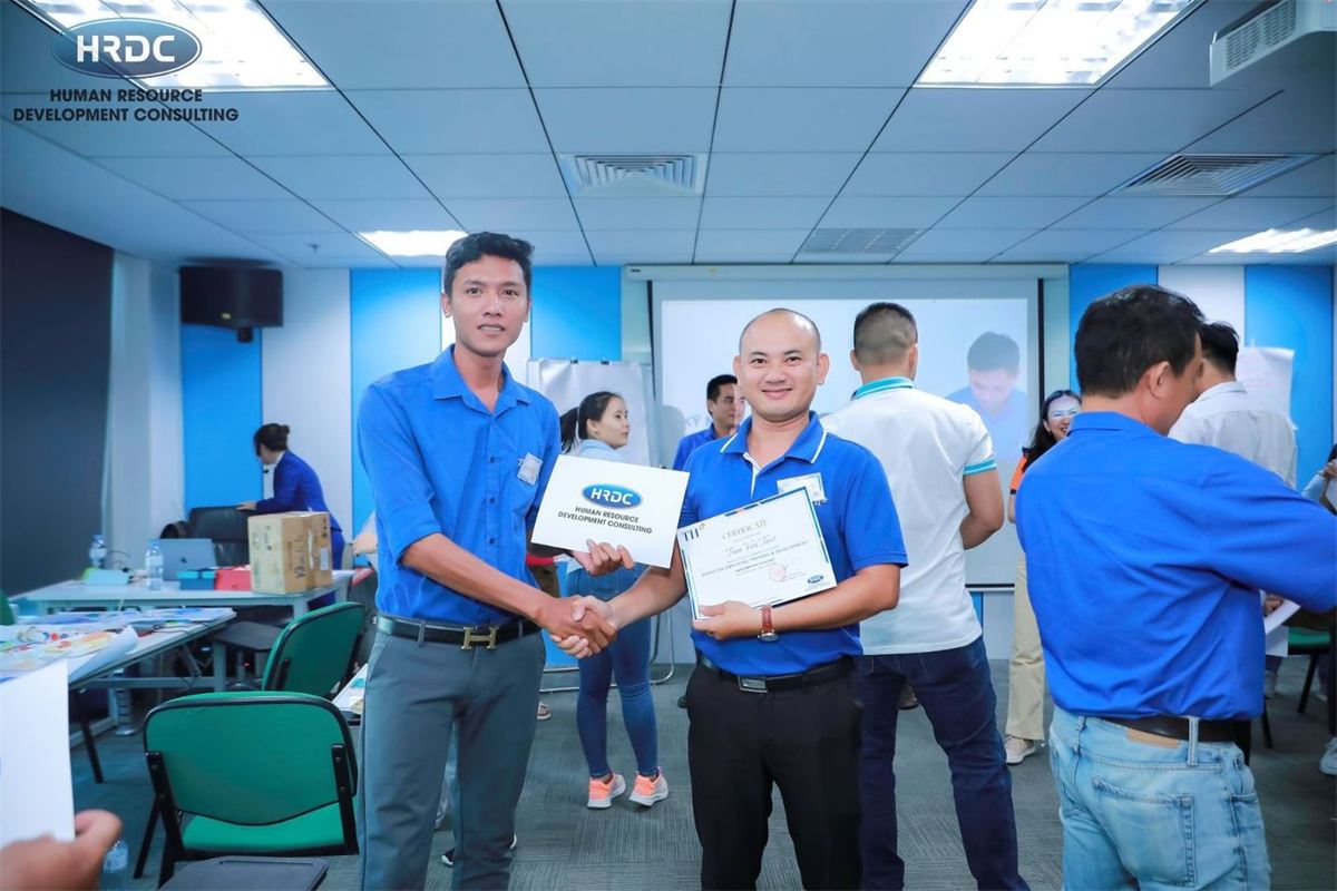 Học viên nhận chứng nhận hoàn thành khóa học