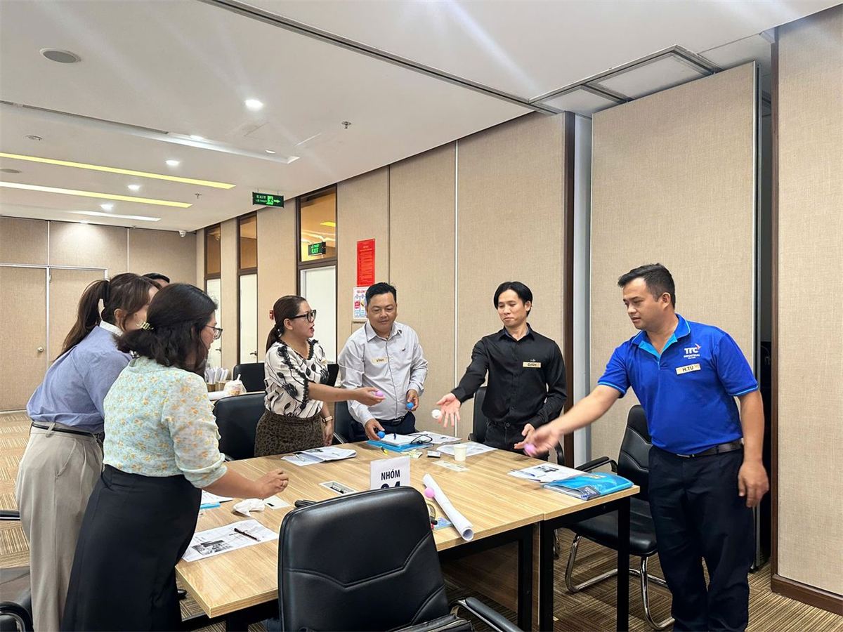Giảng viên góp ý trực tiếp tại bàn