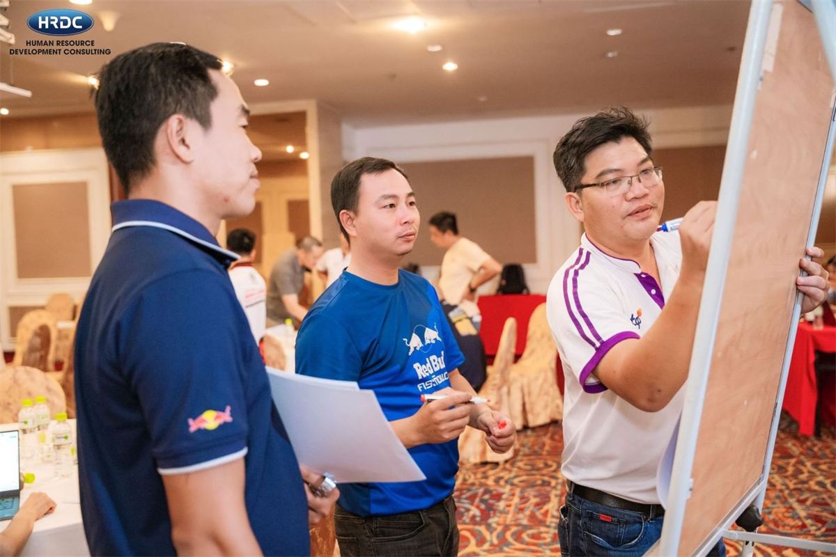 Nhóm học viên trình bày trên flipchart