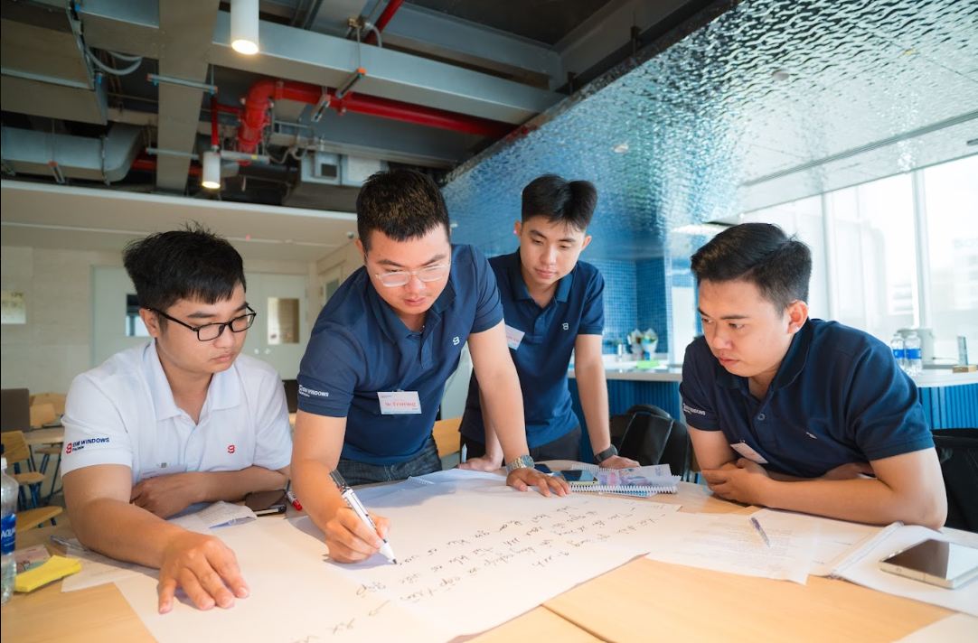 Học viên thực hành theo nhóm cùng giảng viên