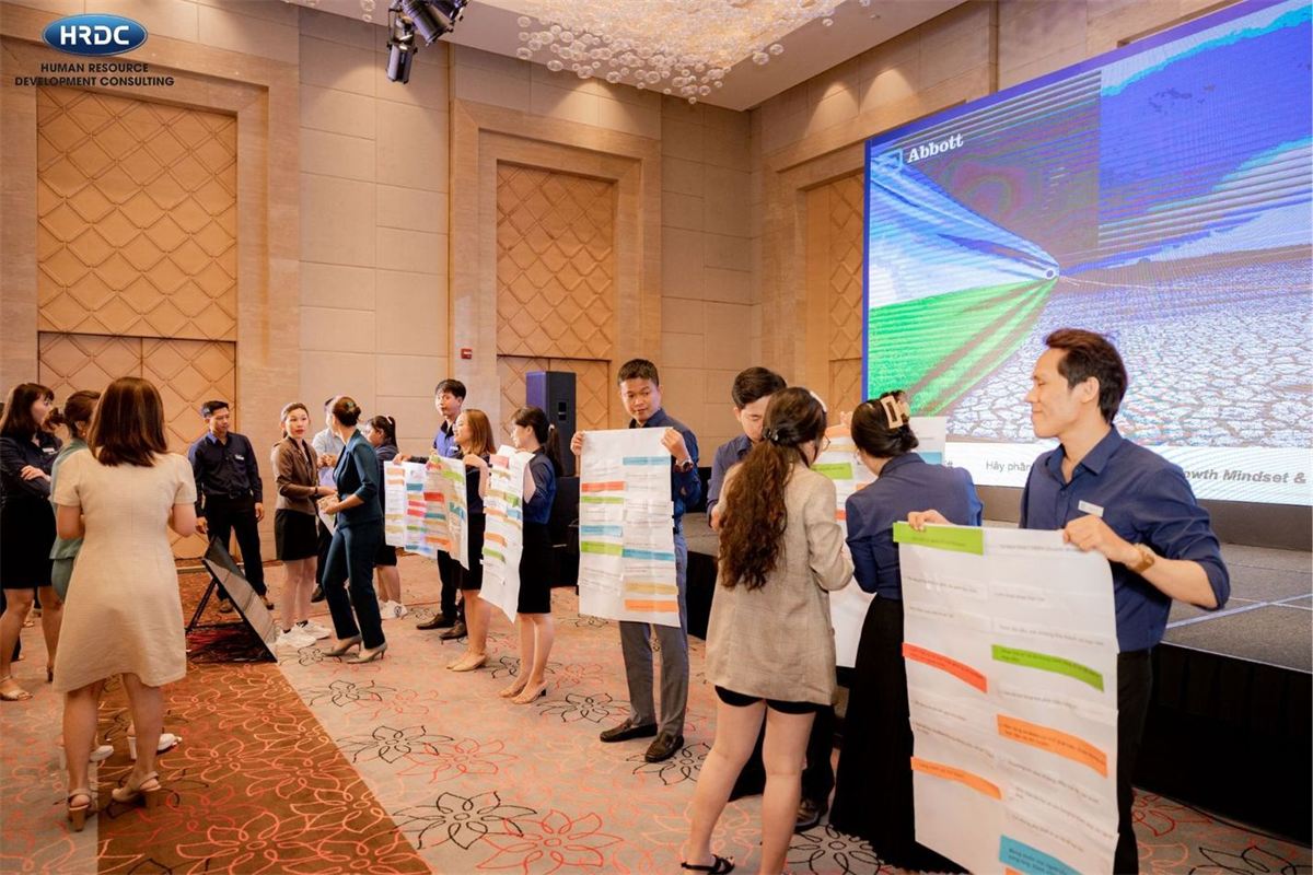 Học viên xem và góp ý kết quả của các nhóm
