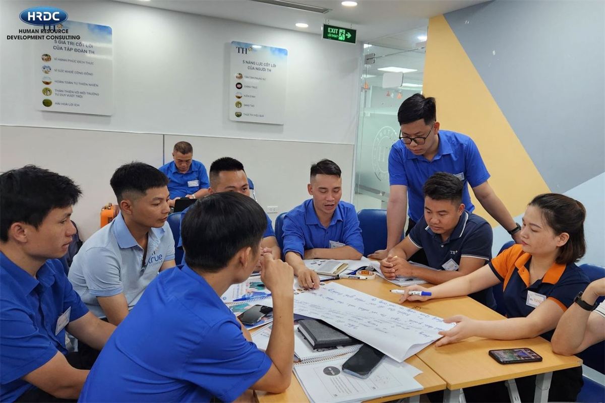 Học viên thảo luận tình huống theo nhóm
