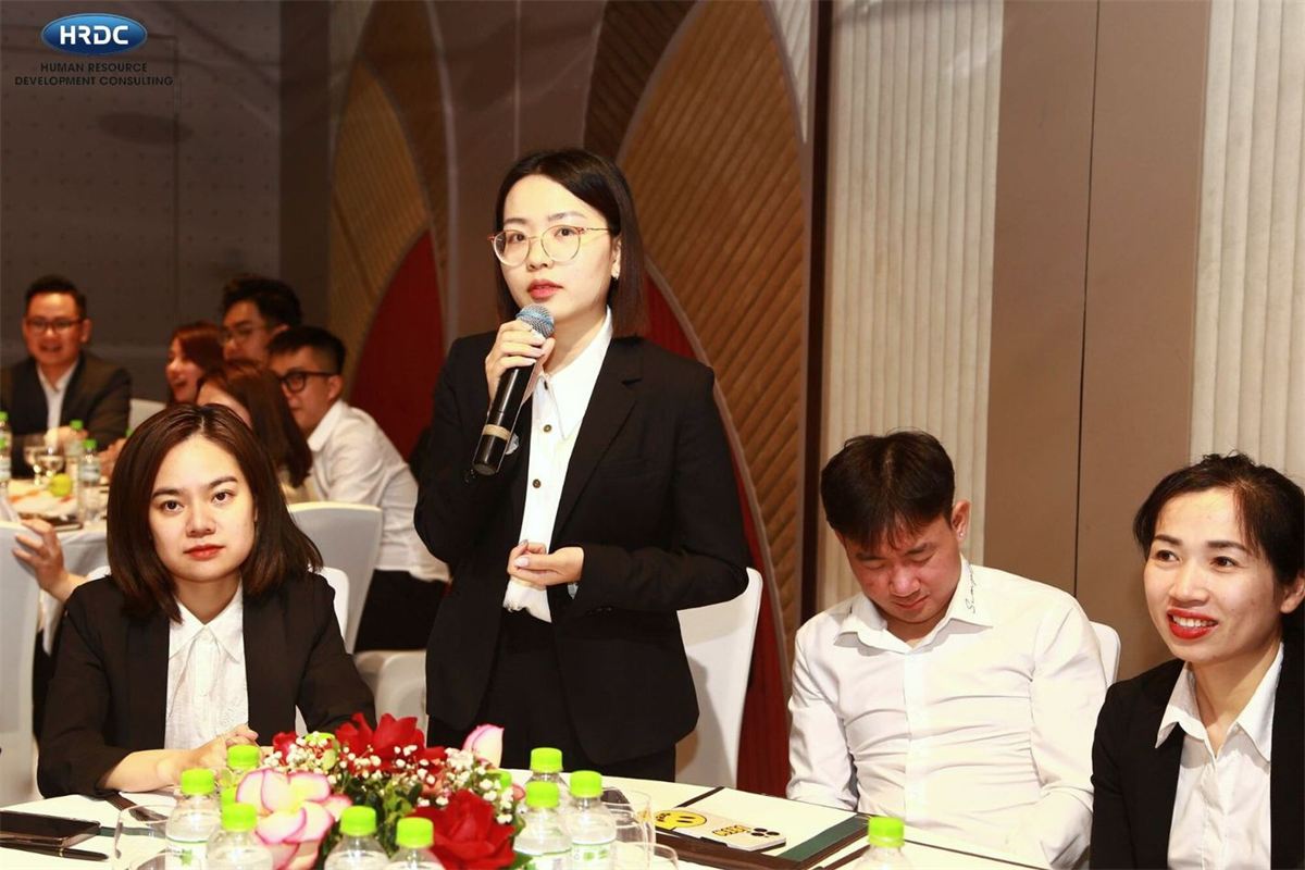Học viên cấp quản lý trình bày chiến lược trước lớp