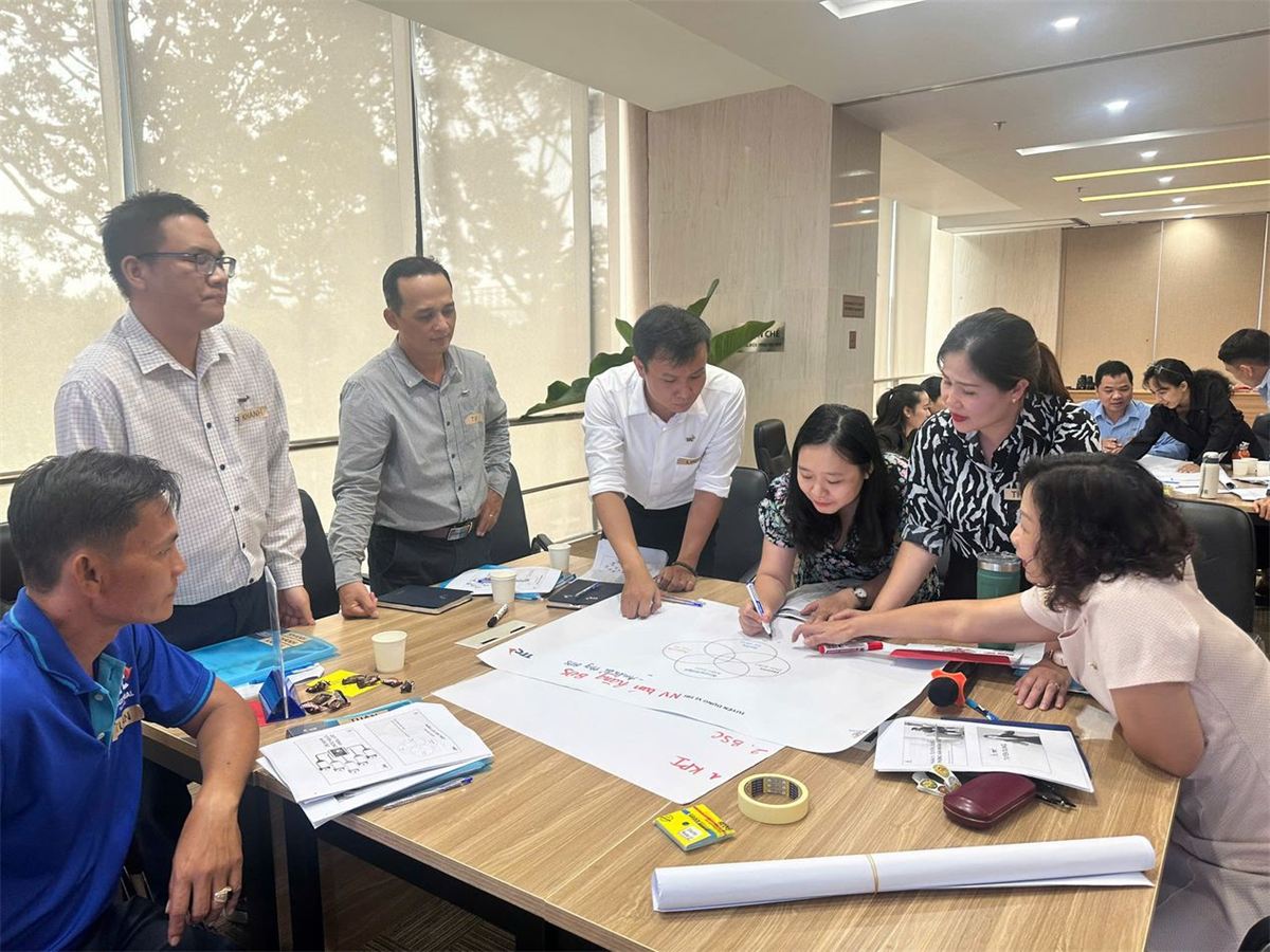 Học viên cùng phân tích số liệu theo nhóm