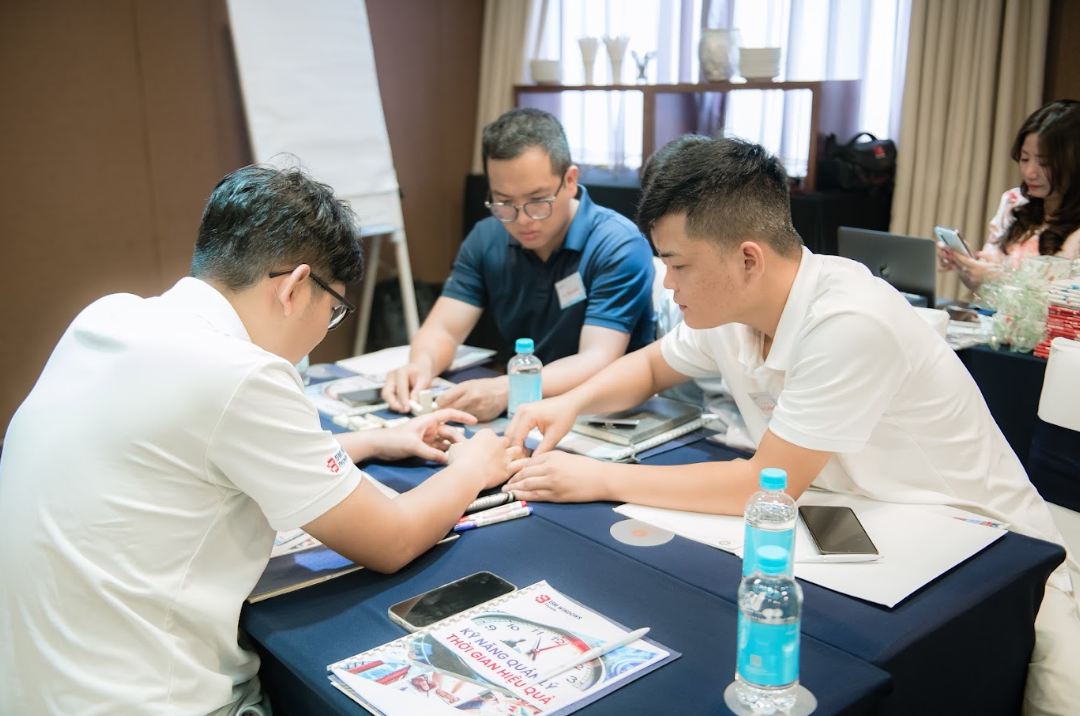 Chuyên viên nhân sự phân tích bài toán cùng nhóm