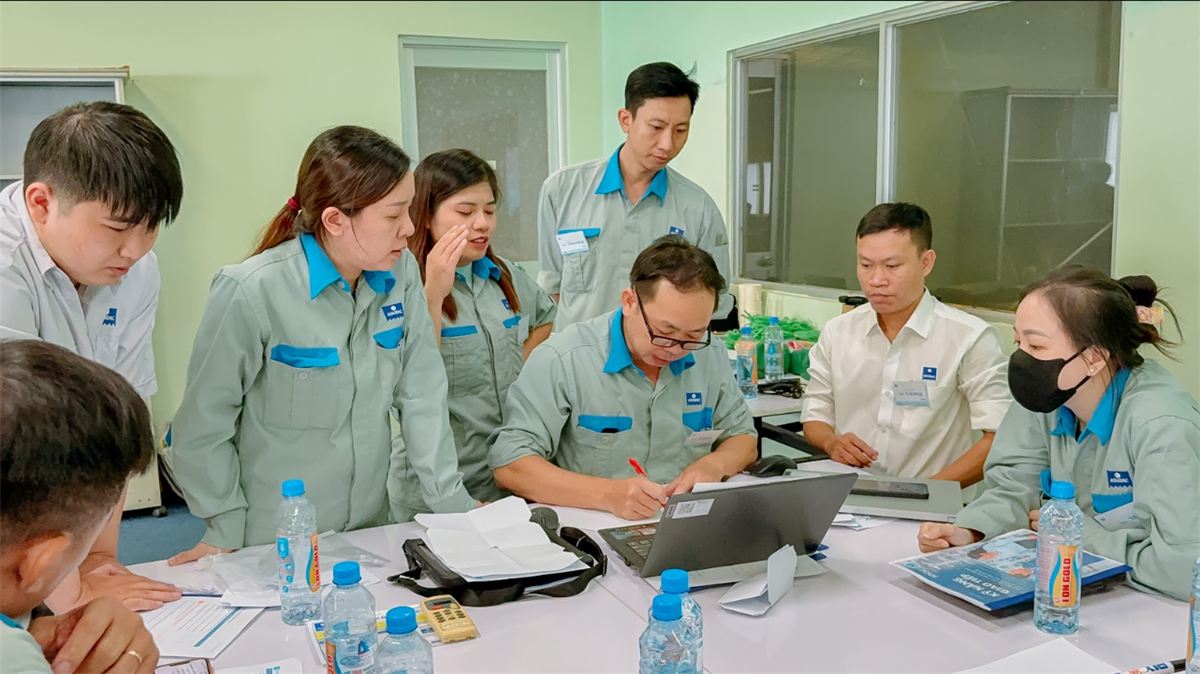Học viên phân tích bài toán trên giấy khổ lớn