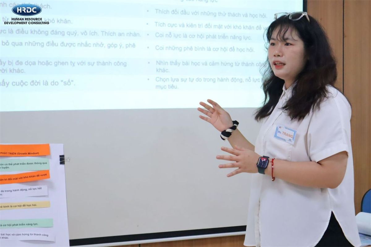 Chuyên gia HRDC trình bày nội dung trên lớp